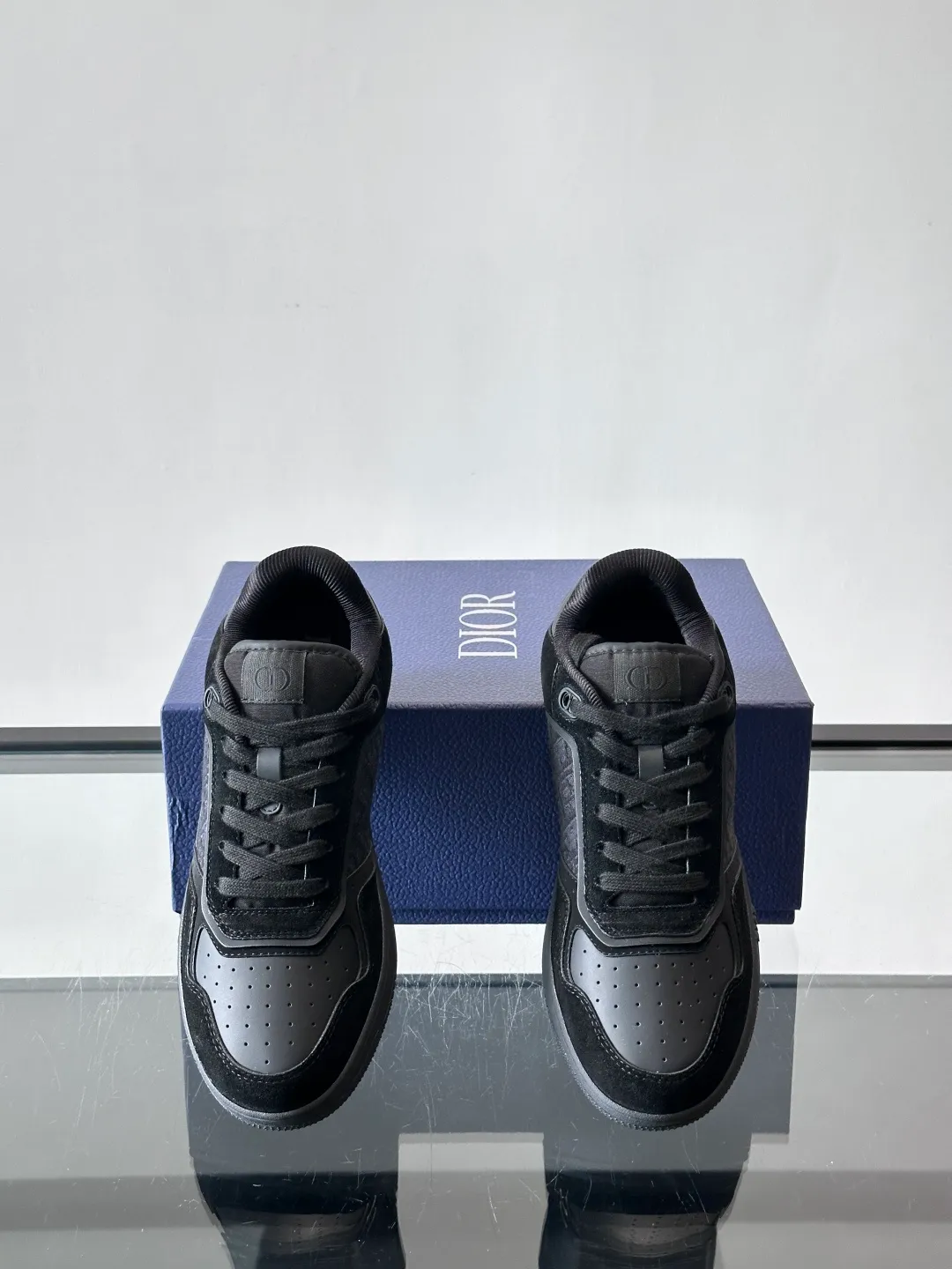 Men's shoes 💰p400 "DIO＊" low-top B27 casual sports shoes, this B27 low-top B27 Dio*'s classic item comes from the DIOR.TEARS joint series. Carefully crafted from first-grain cowhide, it is decorated with laser-drawn Oblique prints and is layered with cotton styling details to display the 💰peace Sign pattern from the Dio*Tears collaboration series. It is paired with white Oblique Galaxy print-effect leather panels to enhance the style. The two-tone rubber sole, tongue and backside feature the Dior Tears logo, CD Icon eyelets and rich classic details. Elevate any outfit and pair with other Dior Tears pieces for matching looks. Size: 38-44
